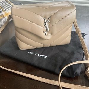 SAINT LAURENT
Loulou Toy YSL Matelasse Calfskin Envelope
Crossbody Bag